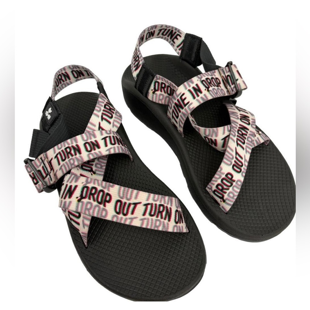 NWOT MEN’s 9 Chaco Cloud Woodstock Sandals Dove Guitar Logo White Black